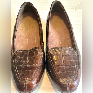 Clarks Dark Brown Crocodile Pattern Loafers size 7.5W